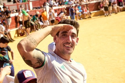 Las vaquillas tras recoger a los toros de La Saca prolongan el ambiente en el coso de San Benito.