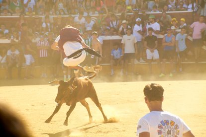 Las vaquillas tras recoger a los toros de La Saca prolongan el ambiente en el coso de San Benito.