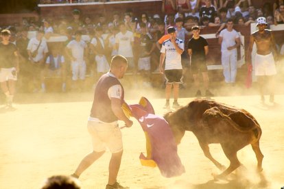 Las vaquillas tras recoger a los toros de La Saca prolongan el ambiente en el coso de San Benito.