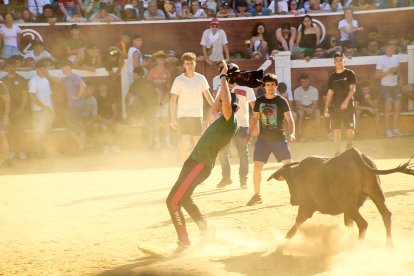 Las vaquillas tras recoger a los toros de La Saca prolongan el ambiente en el coso de San Benito.