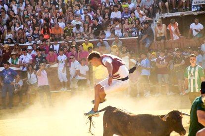 Las vaquillas tras recoger a los toros de La Saca prolongan el ambiente en el coso de San Benito.