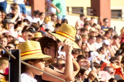 Las vaquillas tras recoger a los toros de La Saca prolongan el ambiente en el coso de San Benito.