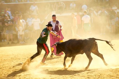 Las vaquillas tras recoger a los toros de La Saca prolongan el ambiente en el coso de San Benito.