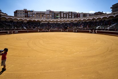 Las vaquillas tras recoger a los toros de La Saca prolongan el ambiente en el coso de San Benito.