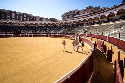Las vaquillas tras recoger a los toros de La Saca prolongan el ambiente en el coso de San Benito.