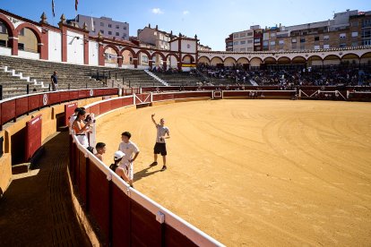 Las vaquillas tras recoger a los toros de La Saca prolongan el ambiente en el coso de San Benito.