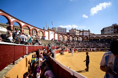 Las vaquillas tras recoger a los toros de La Saca prolongan el ambiente en el coso de San Benito.