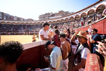 Las vaquillas tras recoger a los toros de La Saca prolongan el ambiente en el coso de San Benito.