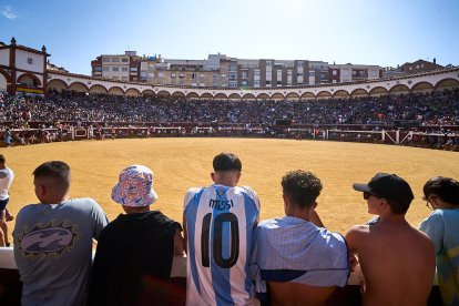 Las vaquillas tras recoger a los toros de La Saca prolongan el ambiente en el coso de San Benito.