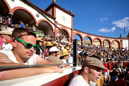 Las vaquillas tras recoger a los toros de La Saca prolongan el ambiente en el coso de San Benito.