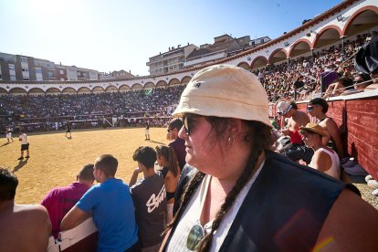 Las vaquillas tras recoger a los toros de La Saca prolongan el ambiente en el coso de San Benito.