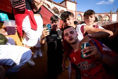 Las vaquillas tras recoger a los toros de La Saca prolongan el ambiente en el coso de San Benito.