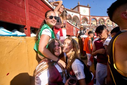 Las vaquillas tras recoger a los toros de La Saca prolongan el ambiente en el coso de San Benito.