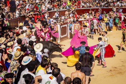 La fiesta duró en la Plaza de Toros y alrededores hasta bien entrada la tarde