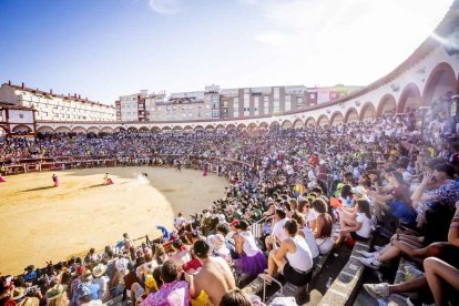 La fiesta duró en la Plaza de Toros y alrededores hasta bien entrada la tarde