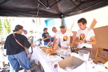 Los vecinos acuden a por su tajada cruda.