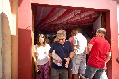Los vecinos acuden a por su tajada cruda.