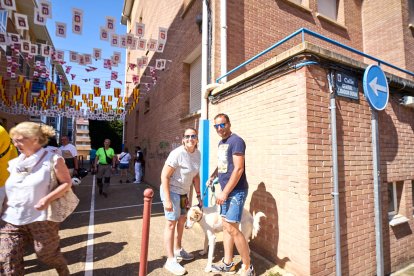 Los vecinos acuden a por su tajada cruda.