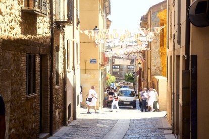 Los vecinos acuden a por su tajada cruda.