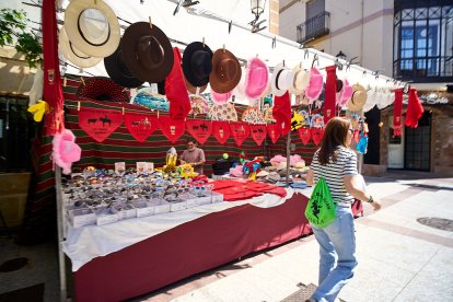 Los vecinos acuden a por su tajada cruda.