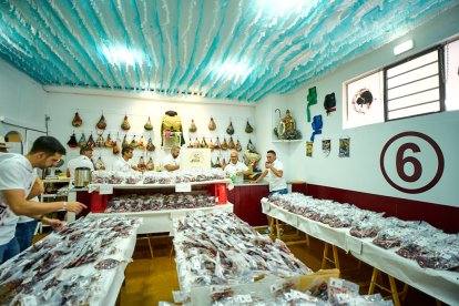 Los vecinos acuden a por su tajada cruda.