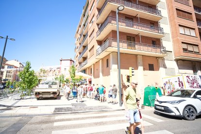 Los vecinos acuden a por su tajada cruda.