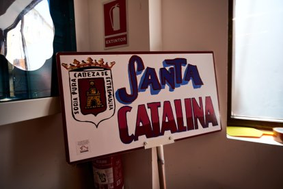 Los vecinos acuden a las cuadrillas a por su tajada cruda.