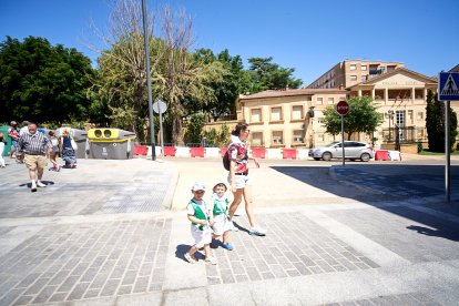 Los vecinos acuden a las cuadrillas a por su tajada cruda.