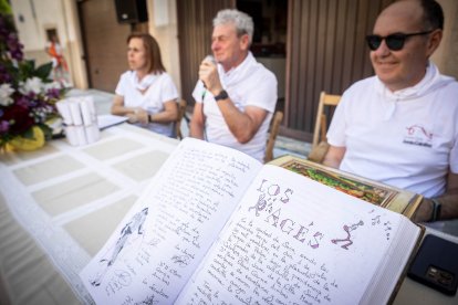 Abran bien los ojos y vean, señores, qué hermosos despojos voy a subastar.