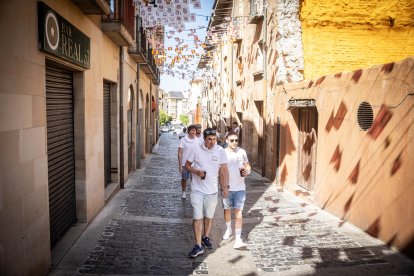 Abran bien los ojos y vean, señores, qué hermosos despojos voy a subastar.