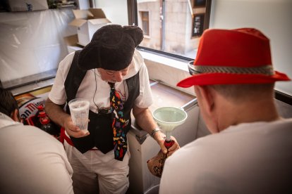 Abran bien los ojos y vean, señores, qué hermosos despojos voy a subastar.