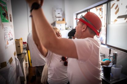 Abran bien los ojos y vean, señores, qué hermosos despojos voy a subastar.