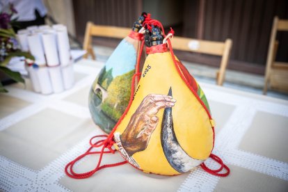 Abran bien los ojos y vean, señores, qué hermosos despojos voy a subastar.