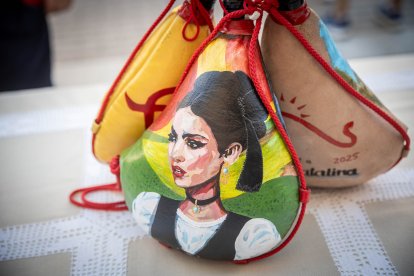 Abran bien los ojos y vean, señores, qué hermosos despojos voy a subastar.