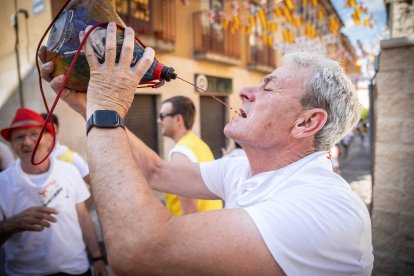 Abran bien los ojos y vean, señores, qué hermosos despojos voy a subastar.