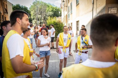 Abran bien los ojos y vean, señores, qué hermosos despojos voy a subastar.