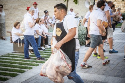 Abran bien los ojos y vean, señores, qué hermosos despojos voy a subastar.