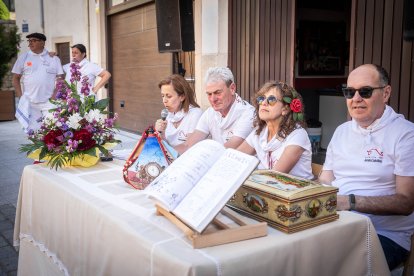 Abran bien los ojos y vean, señores, qué hermosos despojos voy a subastar.