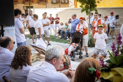 Abran bien los ojos y vean, señores, qué hermosos despojos voy a subastar.