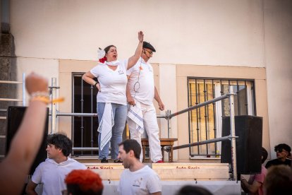 Abran bien los ojos y vean, señores, qué hermosos despojos voy a subastar.