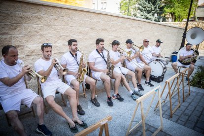 Abran bien los ojos y vean, señores, qué hermosos despojos voy a subastar.