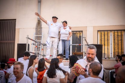 Abran bien los ojos y vean, señores, qué hermosos despojos voy a subastar.