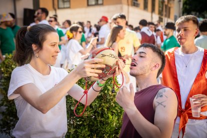 Abran bien los ojos y vean, señores, qué hermosos despojos voy a subastar.