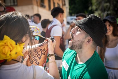 Abran bien los ojos y vean, señores, qué hermosos despojos voy a subastar.