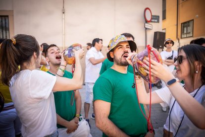 Abran bien los ojos y vean, señores, qué hermosos despojos voy a subastar.