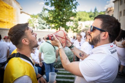Abran bien los ojos y vean, señores, qué hermosos despojos voy a subastar.