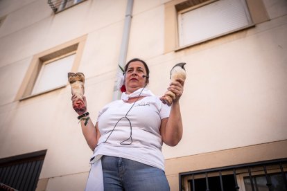 Abran bien los ojos y vean, señores, qué hermosos despojos voy a subastar.