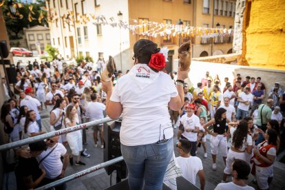 Abran bien los ojos y vean, señores, qué hermosos despojos voy a subastar.