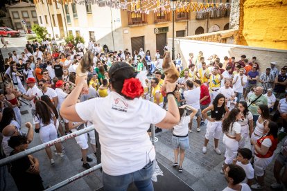 Abran bien los ojos y vean, señores, qué hermosos despojos voy a subastar.