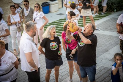 Abran bien los ojos y vean, señores, qué hermosos despojos voy a subastar.